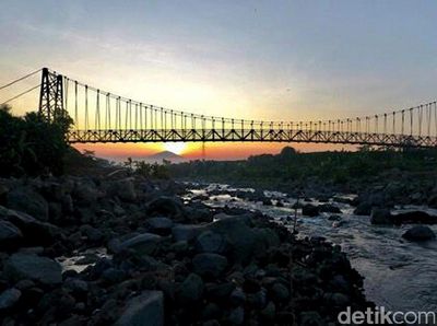 Menengok Cantiknya Jembatan Gantung di Pelosok RI