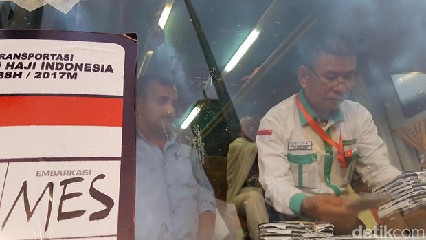 Kasektor Bir Ali Sahbuddin mengecek paspor jemaah