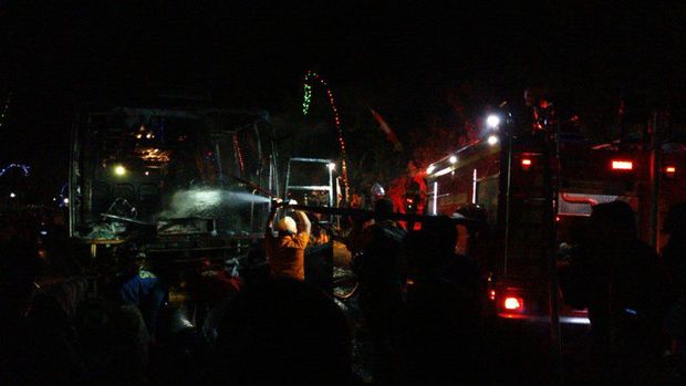Proses pemadaman bus Sugeng Rahayu yang terbakar