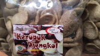Penyuka jengkol pasti suka kerupuk jengkol ini. Bentuknya bulat agak cekung, warnanya sedikit kusam. Rasanya renyah dengan aroma jengkol. (Foto: Istimewa)