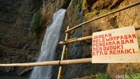 Jika musim hujan, debit air Curug Cimarinjung akan bertambah deras. Pengelola melarang wisatawan berenang di lokasi. Ada papan larangan melewati pagar pengaman atau duduk-duduk di atas pagar (Mukhlis/detikTravel)