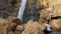 Curug Cimarinjung terletak di di Desa Ciwaru, Kecamatan Ciemas, Kabupaten Sukabumi, Jawa Barat. Air terjun ini jadi daya tarik wisatawan yang mengeksplorasi keindahan Geopark Ciletuh (Mukhlis/detikTravel)