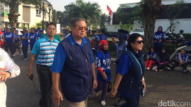 SBY dan ani Yudhoyono tampil kasual jalan sehat bersama warga