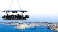 Bagi pencari sensasi unik bersantap, bisa coba makanan mewah di Dinner in the Sky. Berawal dari Belgia tahun 2006, konsep restoran ini sudah menyebar ke 55 negara. (Foto: Istimewa)
