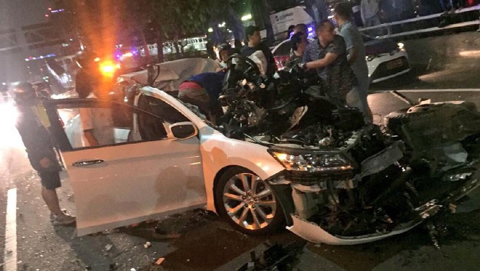 Kecelakaan di Tol Tebet Arah Cawang, Sedan Rusak Parah