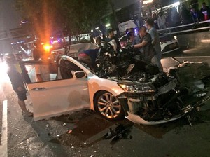 Kecelakaan di Tol Tebet Arah Cawang, Sedan Rusak Parah
