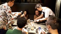Sambil memasak daging, Chef Joel menjawab pertanyaan peserta.