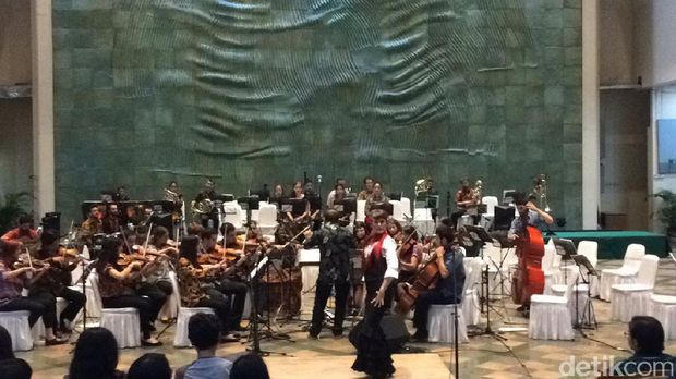 Lagu Sinanggar Tulo Diiringi Orkestra Spanyol Pukau Penonton