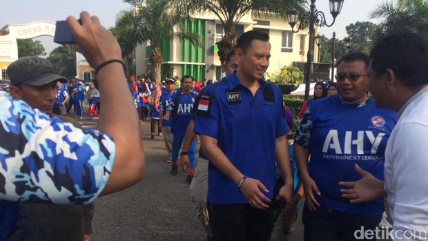 AHY menyapa warga saat jalan sehat