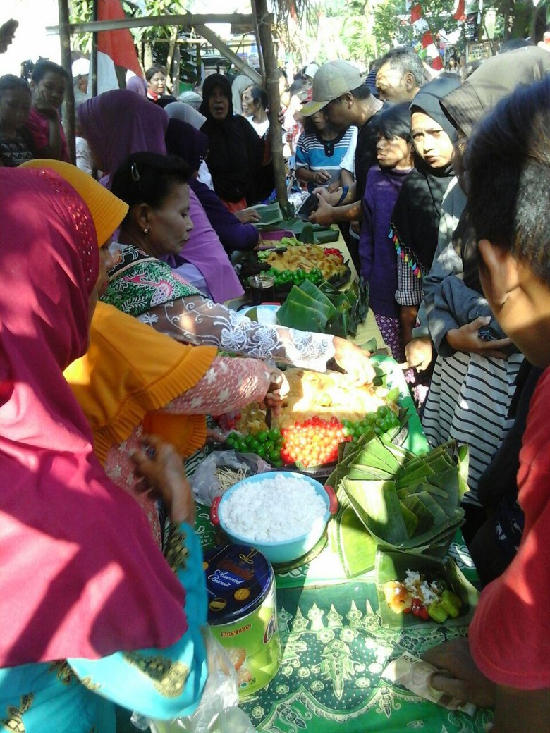 Saat Pedagang Getuk Berlomba Makan Cepat Getuknya Sendiri Saat Pedagang Getuk Berlomba Makan Cepat Getuknya Sendiri