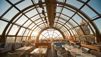 Di Moscow, ada restoran White Rabbit yang menawarkan pemandangan 180 derajat kota. Restoran dilengkapi sofa yang nyaman. (Foto: Istimewa)