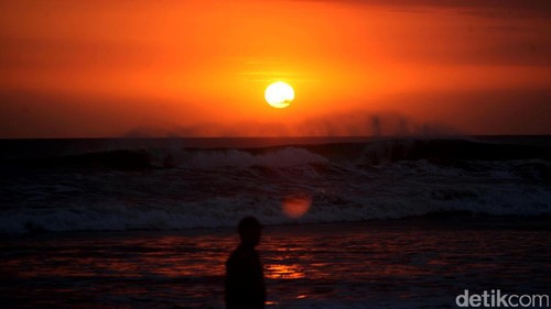 Belum lengkap liburan akhir pekan Anda di Bali bila tidak berkunjung ke Pantai Kuta. Pantai ini sering  disebut sebagai pantai matahari terbenam.