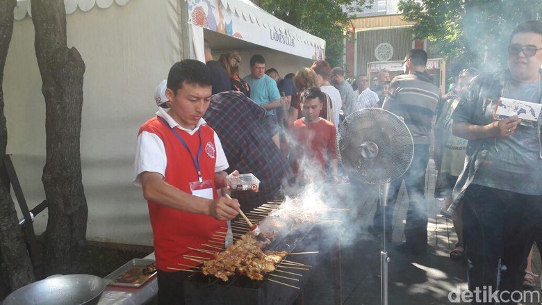 Nasi Goreng dan Sate Laris Diburu WN Rusia di Festival Indonesia Nasi Goreng dan Sate Laris Diburu WN Rusia di Festival Indonesia