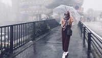 Hujan tak menghalangi Zaskia menikmati keindahan Jepang. (instagram Zaskia Sungkar)