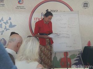 Asyiknya Warga Rusia Belajar Bahasa Indonesia di Hermitage Garden