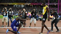 Justin Gatlin memberi hormat kepada Usain Bolt, Si Manusia Tercepat yang selalu memenangi medali emas 100 meter di kejuaraan dunia/olimpiade sejak 2009 (Foto: Reuters/Phil Noble)