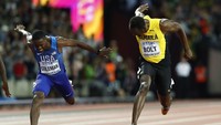 Usain Bolt sedang beradu cepat dengan Justin Gatlin yang akhirnya mampu meraih medali emas dengan catatan waktu 9,92 detik (Foto: REUTERS/Lucy Nicholson)