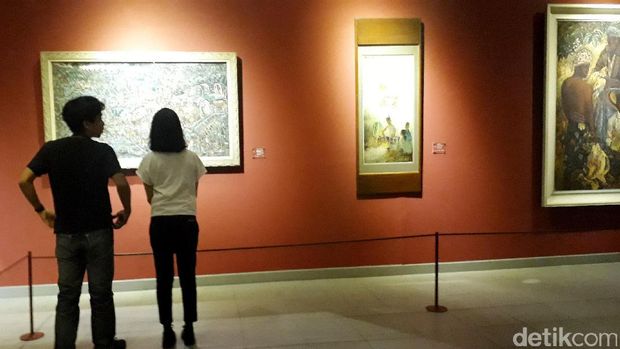 Pilih Mana, Sibuk Selfie Atau Nikmati Karya Seni?