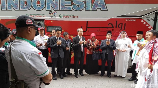 Berdoa bersama sebelum bus diberangkatkan