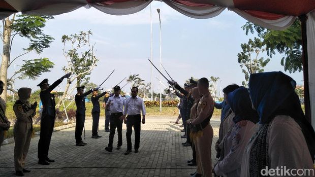 Menhub Budi Karya Sumadi disambut pedang pora