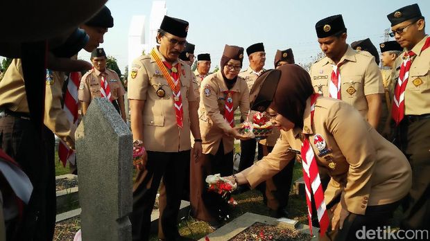 Sylviana ziarah di TMP Kalibata / 