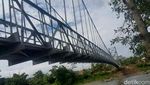Menengok Cantiknya Jembatan Gantung di Pelosok RI