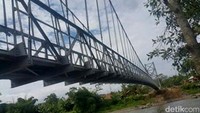 Jembatan Gantung Kali Cipamingkis, Jawa Barat. Kondisi geologis wilayah Indonesia dengan gunung, lembah, dan sungai yg secara fisik memisahkan lokasi tempat tinggal penduduk dengan sekolah, pasar, serta pemukiman lain, secara alami memerlukan jembatan penyebarangan.
