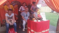 Tampak warga Rusia juga menikmati pijat tradisional di salah satu booth yang ada. Foto: Novi Christiastuti/detikcom