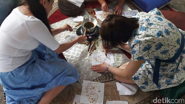 Warga Rusia Asyik Membatik di Festival Indonesia ke-2 di Moskow