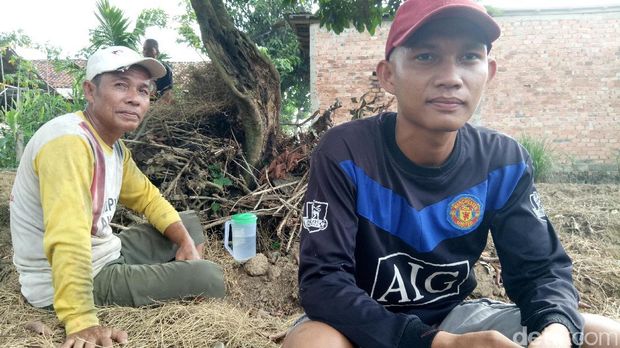 Burhanuddin dengar untuk daftar polisi dibutuhkan uang banyak. Meski bekerja sebagai tukang bangunan, Burhan dan anaknya tetap yakin