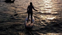 Hingga matahari terbenam Susi terus bermain di tengah laut. Hingga matahari terbenam Susi terus bermain di tengah laut.