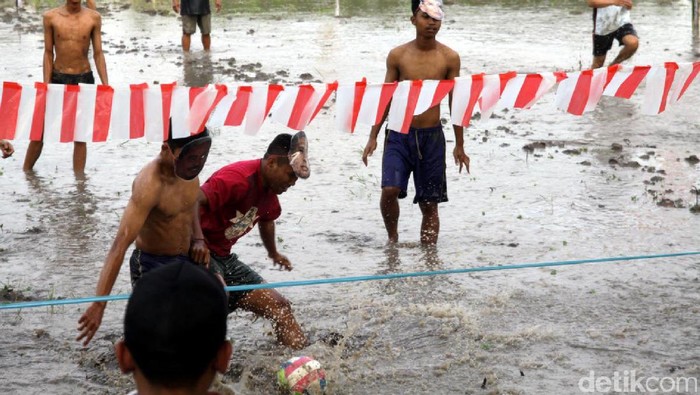 Para Koruptor Ikut Sepakbola Lumpur di Sleman