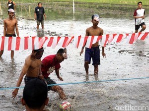 Para Koruptor Ikut Sepakbola Lumpur di Sleman