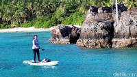 Menteri Kelautan dan Perikanan Susi Pudjiastuti saat melepas penat dari pekerjaannya dengan cara bermain paddle board atau olahraga selancar atau surfing menggunakan dayung di Pulau Senoa, Kepulauan Natuna. Menteri Kelautan dan Perikanan Susi Pudjiastuti saat melepas penat dari pekerjaannya dengan cara bermain paddle board atau olahraga selancar atau surfing menggunakan dayung di Pulau Senoa, Kepulauan Natuna.