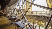 Daripada makan di restoran dengan pemandangan Menara Eiffel, kenapa tidak makan dalam restoran di Eiffel? Di 58 Tour Eiffel, pengunjung bisa melihat Paris dari atas. (Foto: Istimewa)