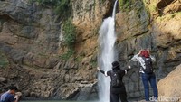 Wisatawan yang berkunjung ke Curug Cimarinjung bisa berfoto-foto dengan latar belakang air terjun itu. Meski seru, tetapi tetap utamakan keselamatan ya traveler! (Mukhlis/detikTravel)