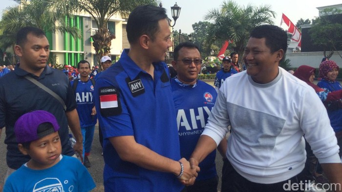Minggu Pagi, SBY hingga Agus Yudhoyono Jalan Sehat di Cikeas