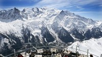 Pada perbatasan Prancis dan Swiss, ada restoran Le Panoramic yang berada di puncak gunung Brevent. Pengunjung bisa melihat pemandangan indah Mont-Blanc. Untuk ke sana perlu memakai kereta gantung. (Foto: Istimewa)