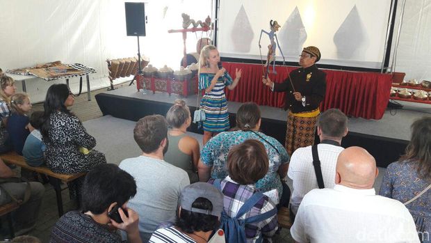 Saat Warga Rusia Terpaku Mendengar Penjelasan Wayang Kulit