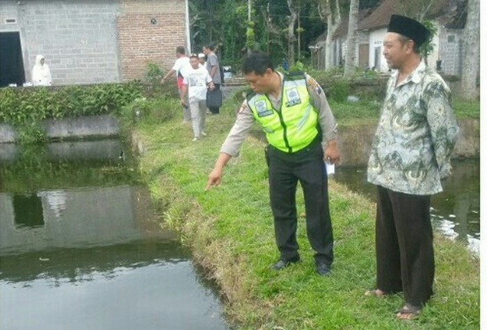 Bocah 7 Tahun Tewas Tercebur Kolam saat Main Layangan