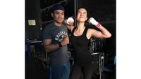 Wanita yang hobi traveling ini pun juga termasuk wanita yang doyan makan. Beruntung ia memiliki metabolisme tubuh tinggi sehingga berat badannya tetap terjaga. Meski demikian, Raline Shah tetap rutin melakukan aktivitas fisik, salah satunya Muay Thai. Foto: Instagram/@ralineshah