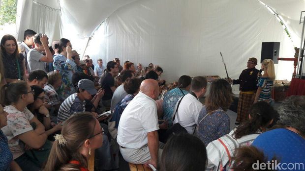 Saat Warga Rusia Terpaku Mendengar Penjelasan Wayang Kulit