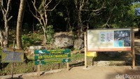 Akses untuk mencapai lokasi Curug Cimarinjung masih cukup sulit. Jaraknya lumayan jauh, dengan rute yang memutar. Setelah sampai di lokasi, kita akan disambut dengan papan nama berisi info ini (Mukhlis/detikTravel)