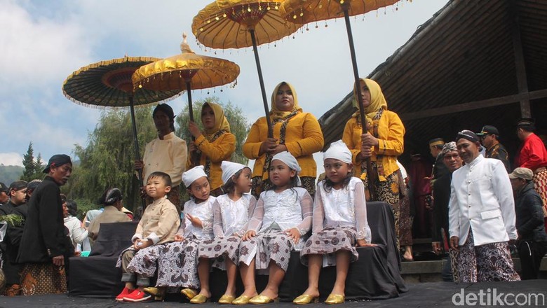 Melihat Lebih Dekat Ritual Ruwatan Potong Rambut Gimbal di Dieng Melihat Lebih Dekat Ritual Ruwatan Potong Rambut Gimbal di Dieng