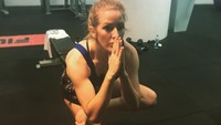 Pelantun hits Love Me Like You Do pun keranjingan dengan berbagai olahraga, salah satunya olahraga asal India tersebut, yakni yoga. Foto: Instagram/elliegoulding