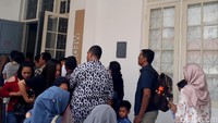 Antusiasme pengunjung juga terlihat dari antrean yang mengular di Galeri Nasional Indonesia.