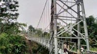 Jembatan Gantung Krinjing Kali Gendelan, Jawa Tengah. Sejak 2015, seiring dengan tingginya kebutuhan dan mengingat keterbatasan pendanaan dari Pemerintah Daerah, Kementerian PUPR berinisiatif membangun jembatan gantung  di berbagai provinsi. Selama ini banyak jembatan gantung perdesaan dibangun secara swadaya dengan teknologi sederhana, sehingga dari segi keamanan dan desain kurang layak.
