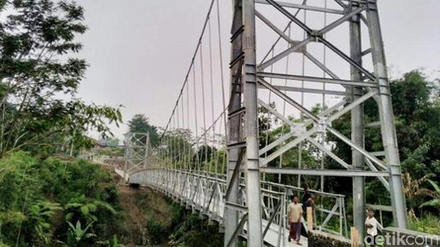 Jokowi Bangun 32 Jembatan Gantung dalam 2 Tahun Terakhir