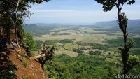 Bukit Panenjoan jadi spot pertama yang mesti dilihat traveler kalau main sampai ke Geopark Ciletuh. Pemandangan alam dari bukit ini dijamin memanjakan mata wisatawan (Mukhlis/detikTravel)