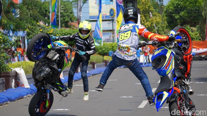 Aksi Freestyle Kakak Beradik dengan Yamaha R6 dan MT-25